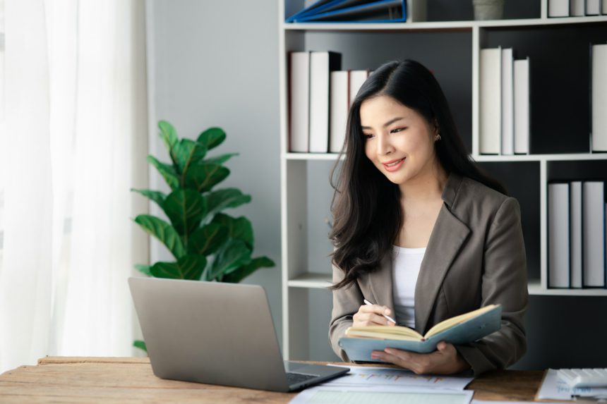 Asian women working in the office, young Asian business women as business executives.